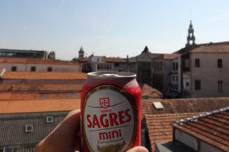 Visiter Porto une bière Sagres à sa main
